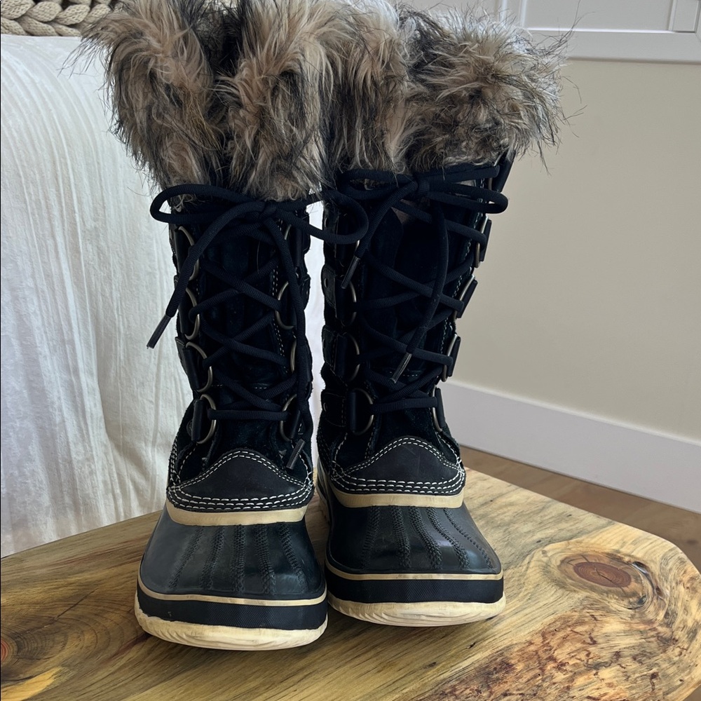 Sorel Caribou Black and Tan Fur-Trimmed Winter Boots